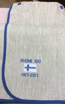 Suomi 100 miesten kietaisupyyhe